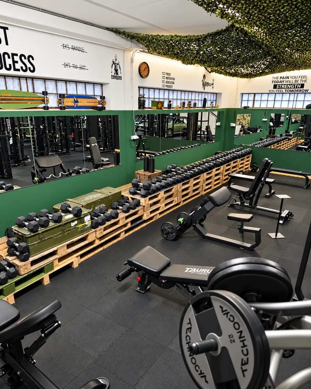Vrije gewichten en dumbbells bij Cave Gym Gouda