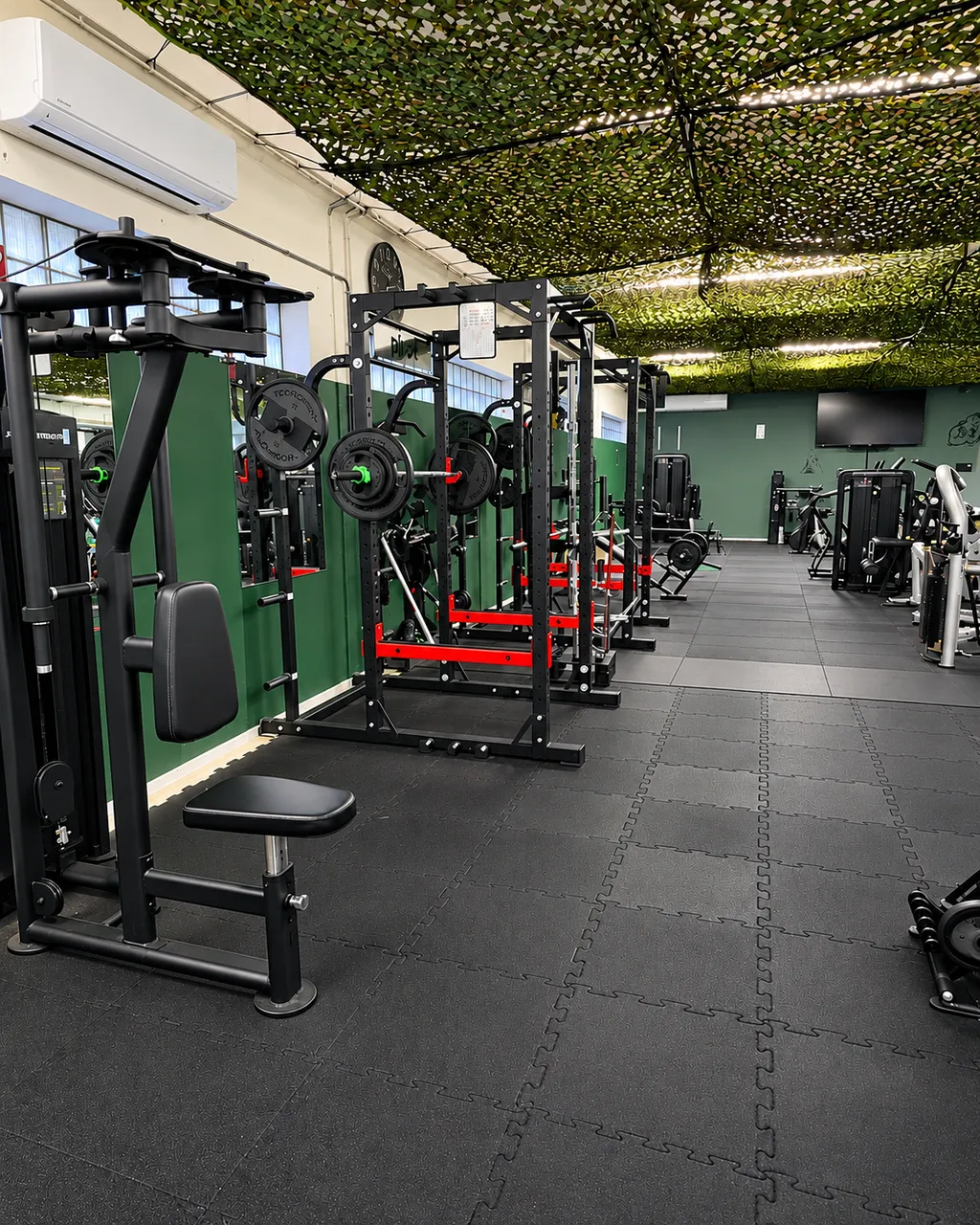 Squat racks en krachtstations bij Cave Gym Gouda
